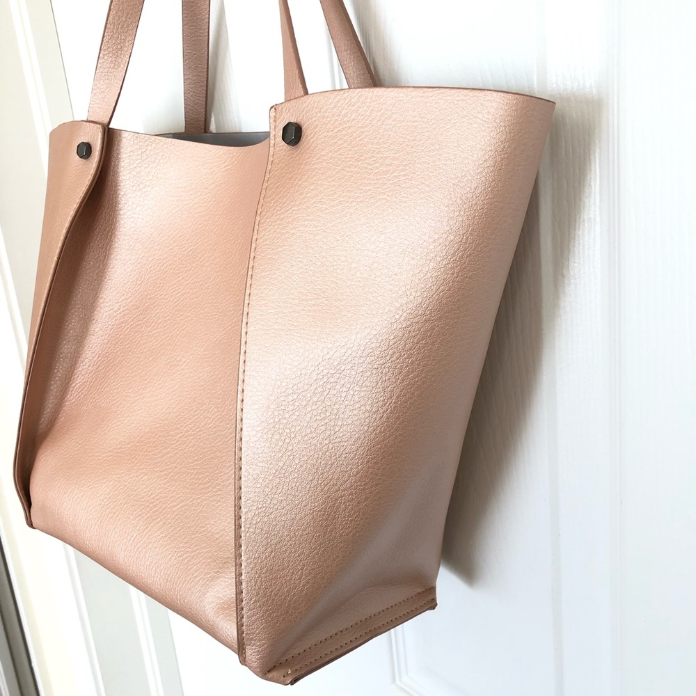 SOLD 🥂 Neiman Marcus Rose Gold Tote Bag - Picture 2 of 6